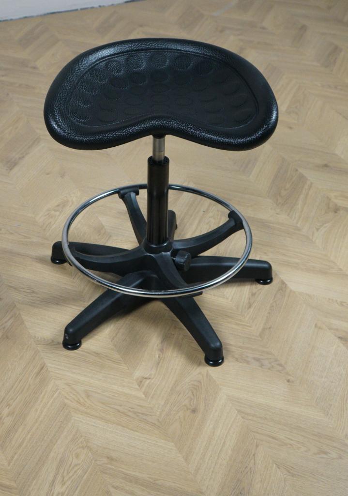 Sokoa TP10 arbejdstaburet i sort – frontvisning med justerbar sædehøjde og fodstøtte